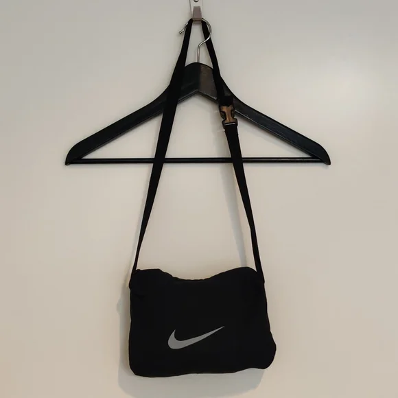 Nike lightweight, black packable running top with hood XL - Picture 11 of 11